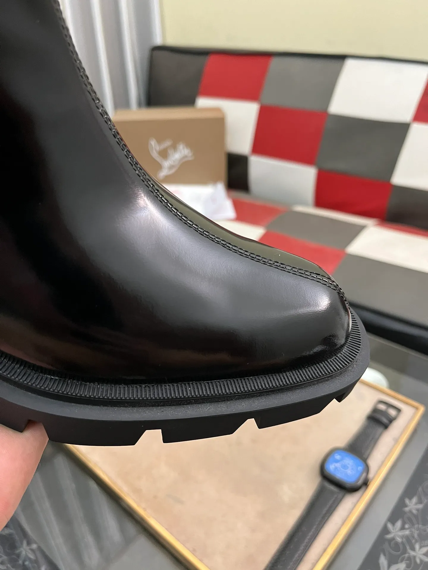Men's shoes 💰880⌚️⌚️CL New formal leather shoes Christia* Loubouti* Red-soled shoes GREGGO men's Oxford shoes Made of imported cowhide/glossy patent leather/stitched contrasting high silk suede. Three-section toe design. Iconic red outsole, the ultimate personalized shoe. Original color cowhide lining. Original Italian leather outsole; fine workmanship brings you a luxurious experience. With its neat silhouette and straightforwardness, GREGGO men's Oxford shoes are Oxford shoes born for city roaming. The elegant lines and classic silhouette exude eternal charm. The black patent leather material is exquisite and eye-catching, adding a sense of luxury to the overall look. The slender toe design is full of elegance, and matched with closed shoelaces of the same color, the sophistication is invisible. The slim sole design provides the shoes with a light foot feel, elegant steps, and a refined and elegant look. Shows outstanding texture.  Standard leather shoe size: 38-44